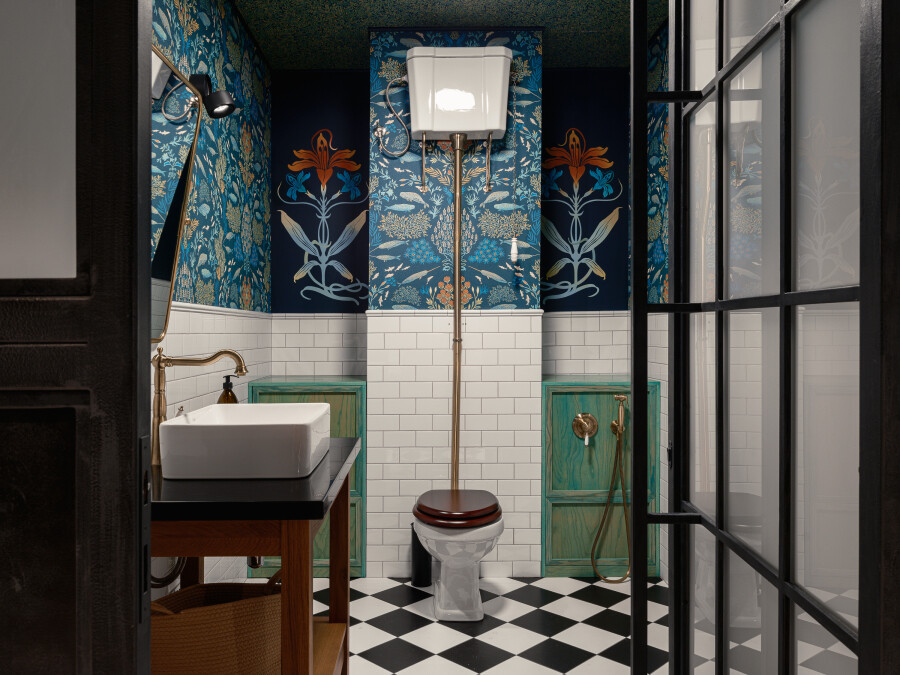 Wallpaper in the bathroom