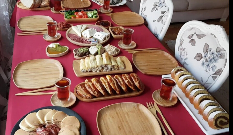 Сервировка стола с подносами