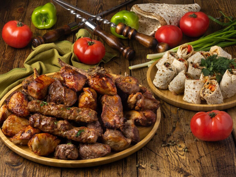 Шашлык на блюде и закуски