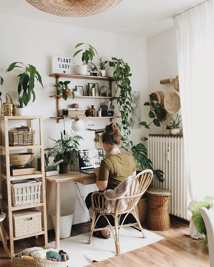 домашний офис с растениями и плетенной мебелью пример