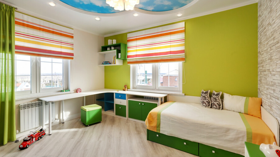 Дизайн детской угловой комнаты с двумя окнами на разных стенах