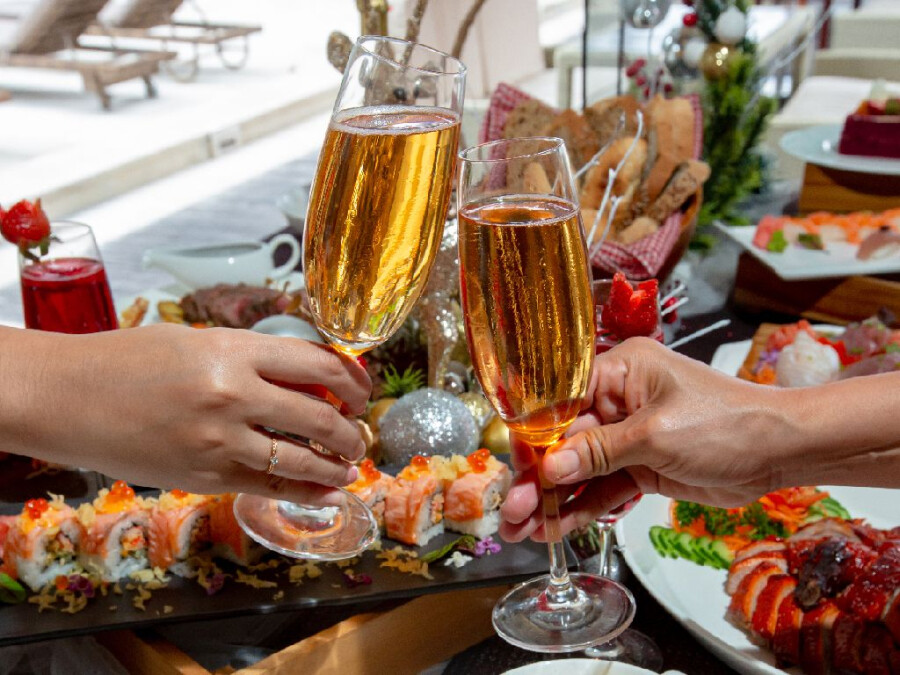Праздничный стол с роллами и шампанским
