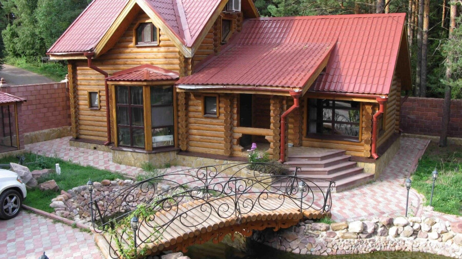 Деревянная баня с беседкой