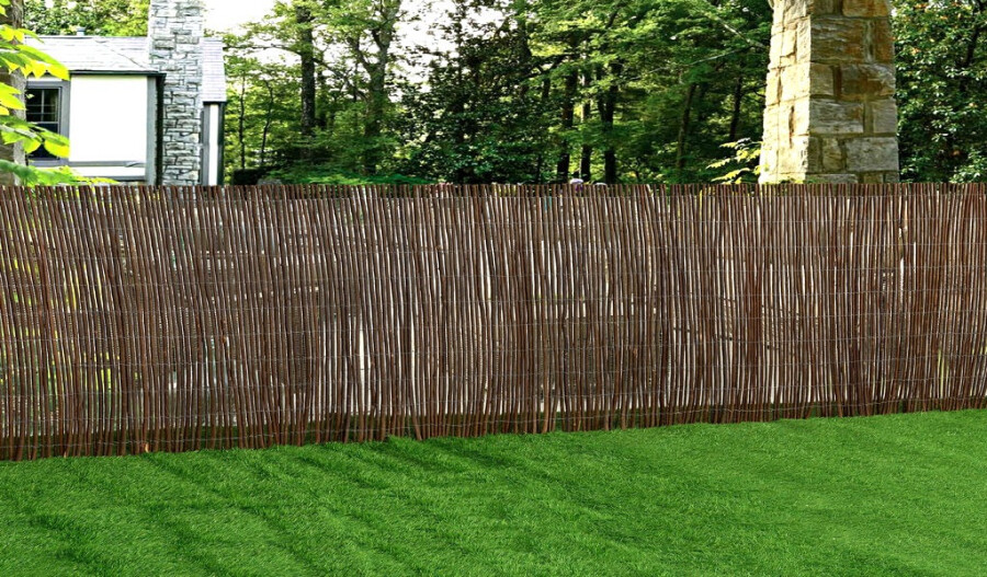 Забор деревянного штакетника с прямым верхом
