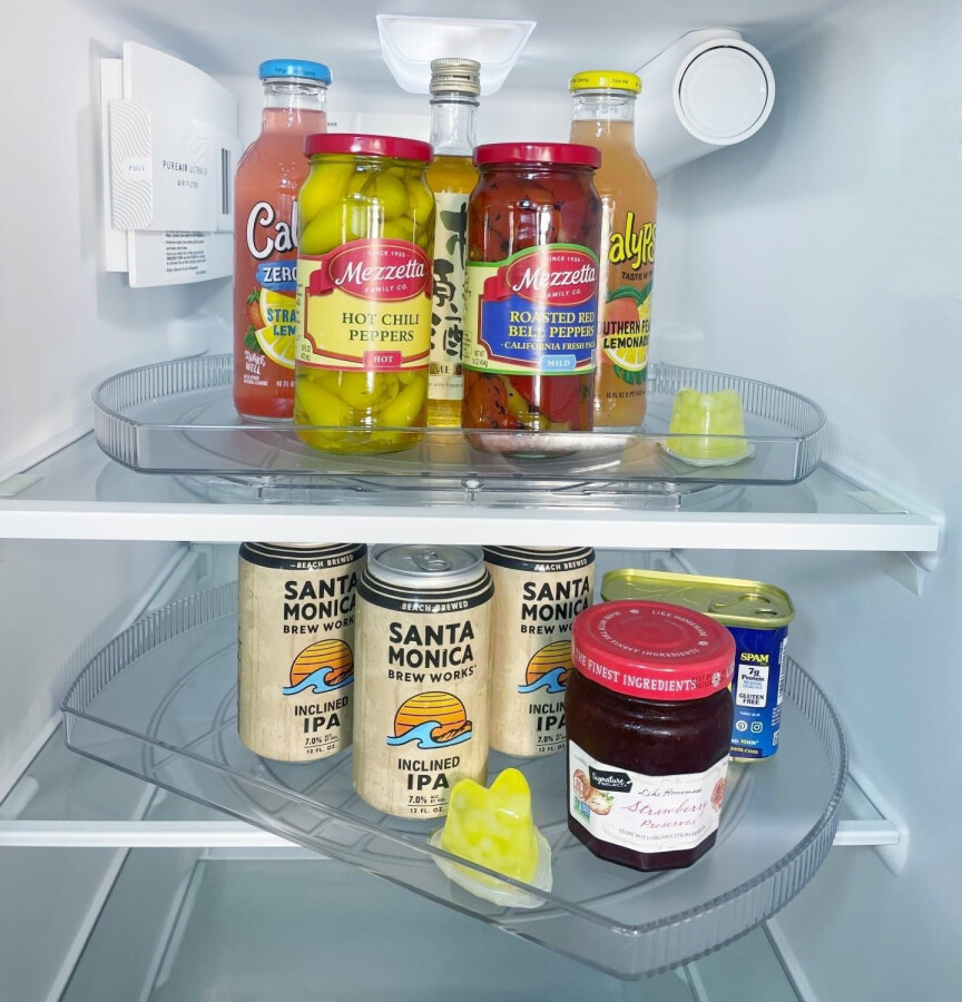 Turning shelves in the refrigerator