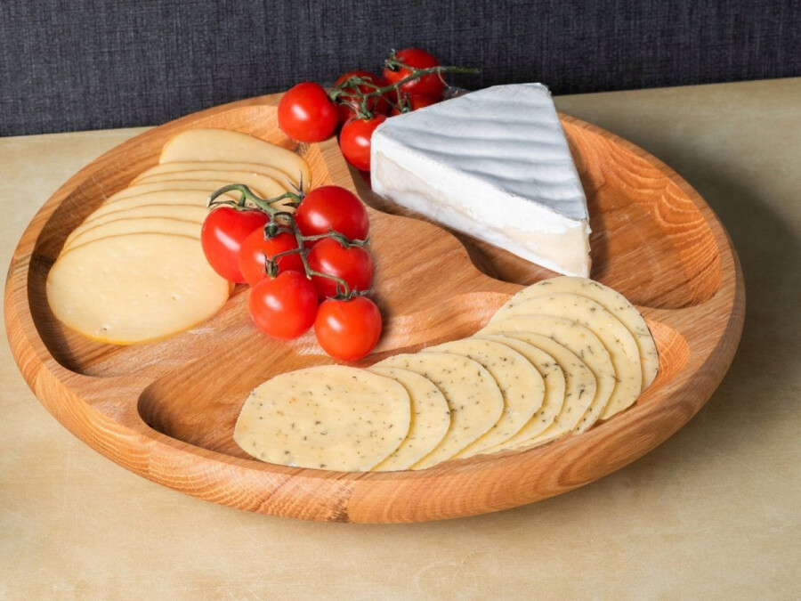 Сырная тарелка с овощами
