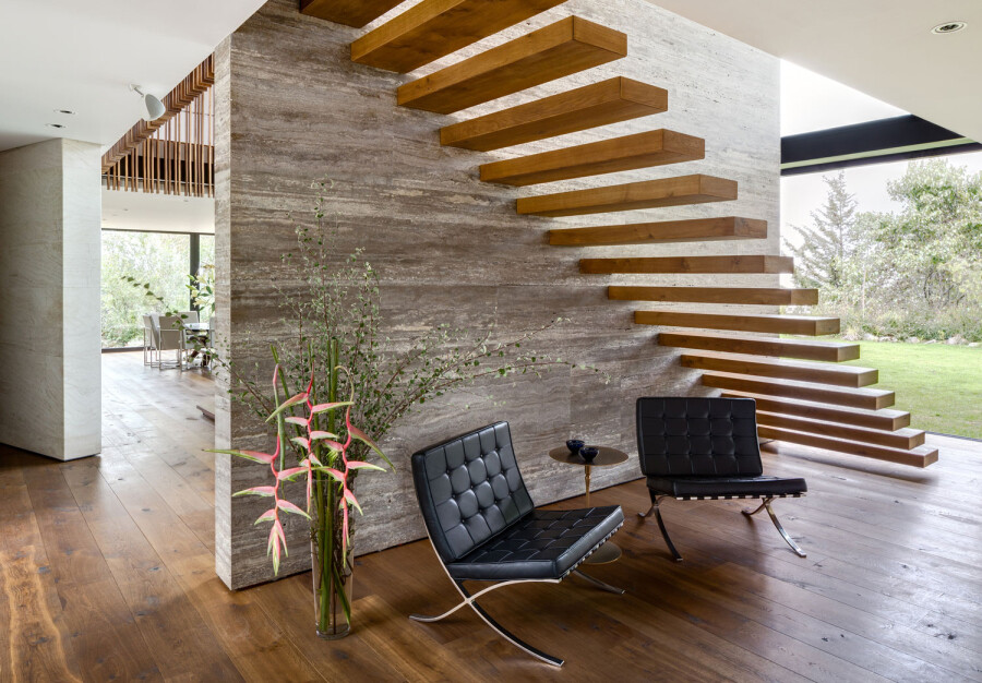 КРЕСЛО КОЖАНОЕ С МЕТАЛЛИЧЕСКИМИ НОЖКАМИ ЧЕРНОЕ BARCELONA CHAIR