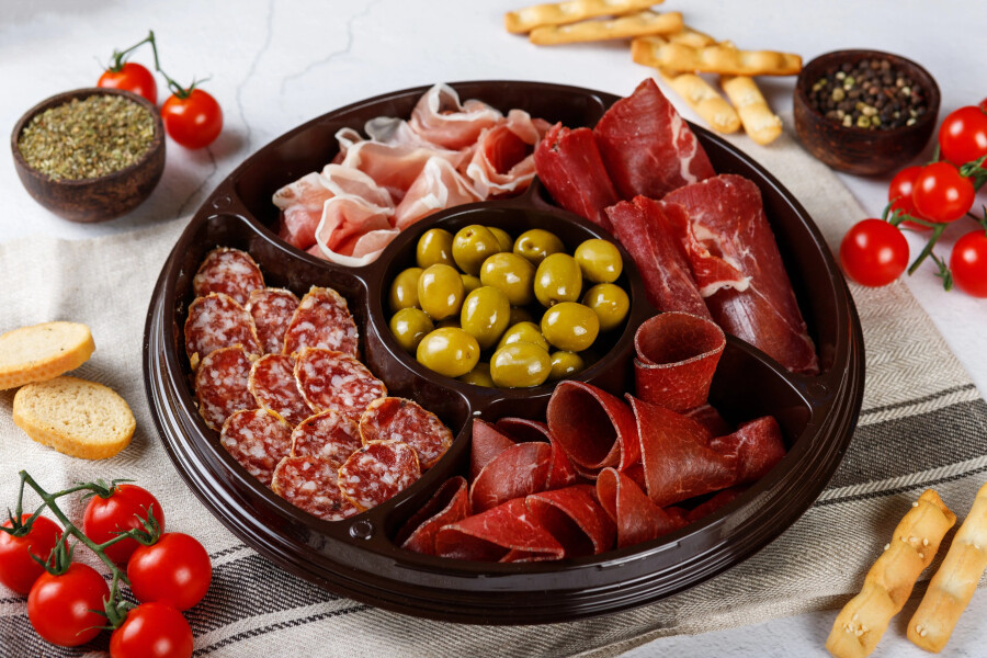 Мясо в тарелке с секциями
