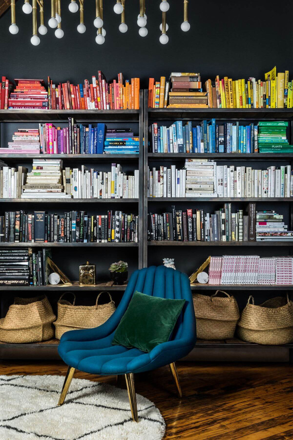 Книги, расставленные по цветам