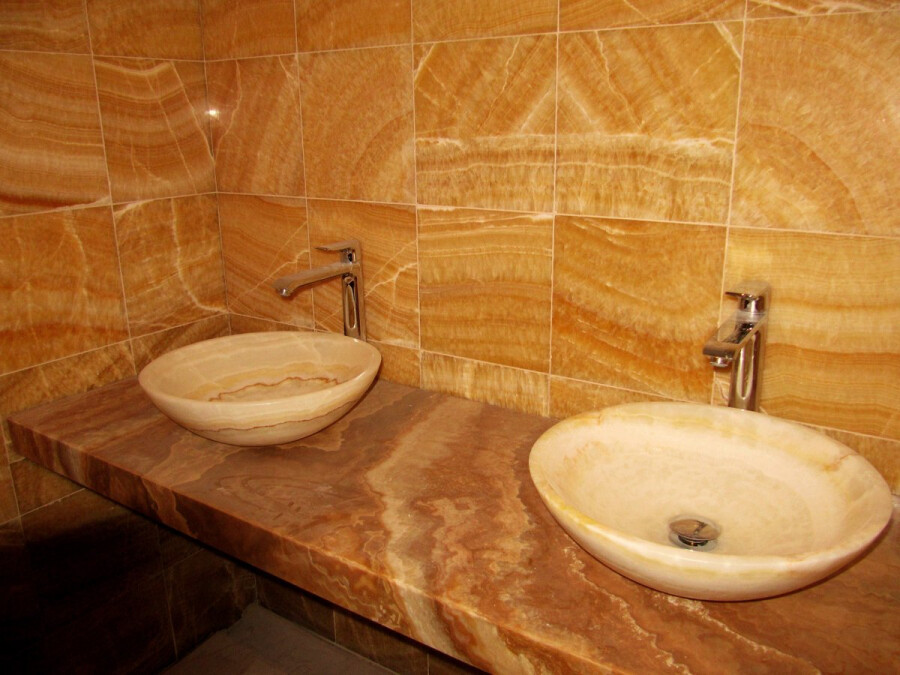 Применение гибкого камня для отделки пола и стен в ванной комнате
