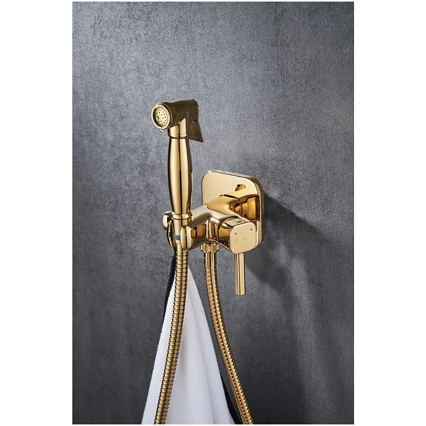 Смеситель встраиваемый с гигиеническим душем золотой Lemark Solo ...