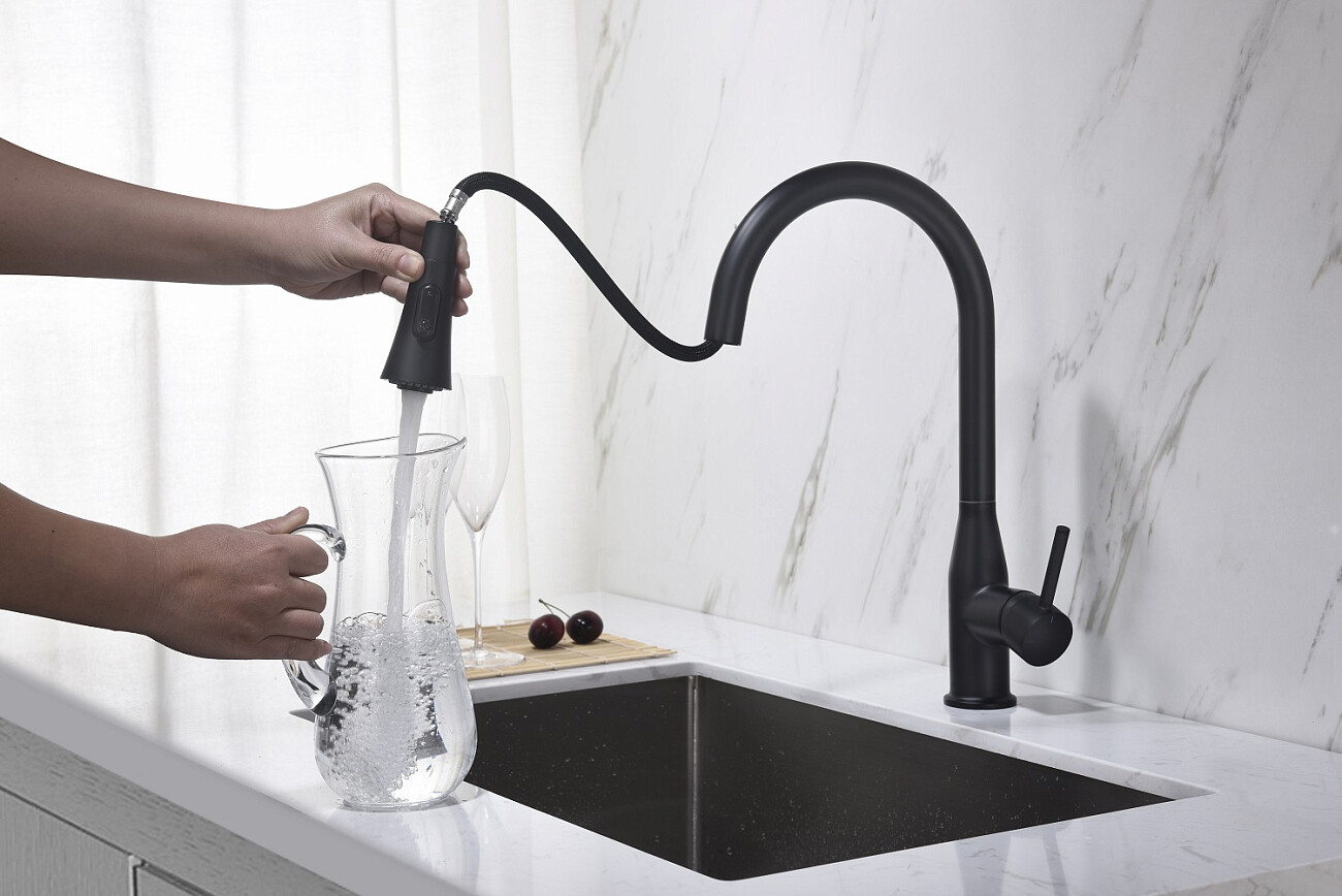 Смеситель для кухни с выдвижной лейкой черный Timo Saona 2336-03FL - изображение 2