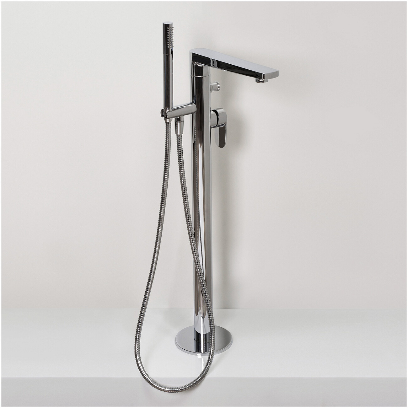 Смеситель для ванны напольный из латуни хром Wasserkraft 5821 - изображение 5