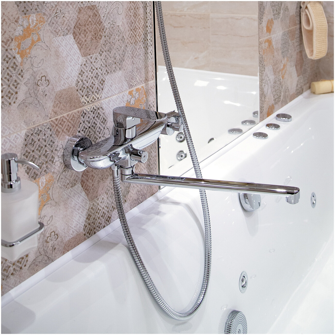 Смеситель для ванны с изливом из латуни хром Wasserkraft 5802L - изображение 2