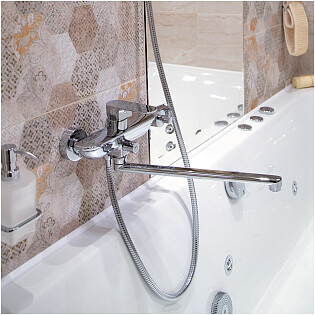 Смеситель для ванны с изливом из латуни хром Wasserkraft 5802L