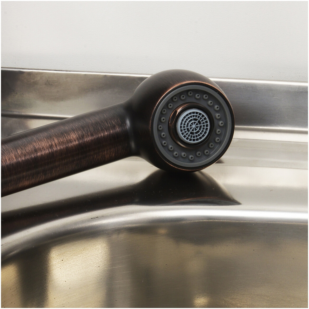 Смеситель для кухни из латуни темная бронза с выдвижной лейкой Wasserkraft A8247 - изображение 4