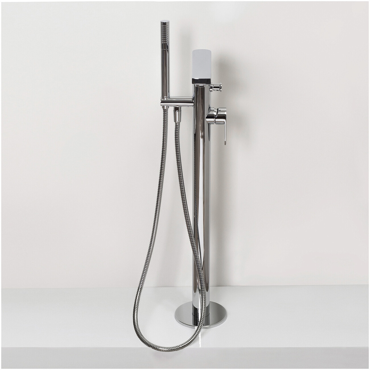 Смеситель для ванны напольный из латуни хром Wasserkraft 5821 - изображение 6