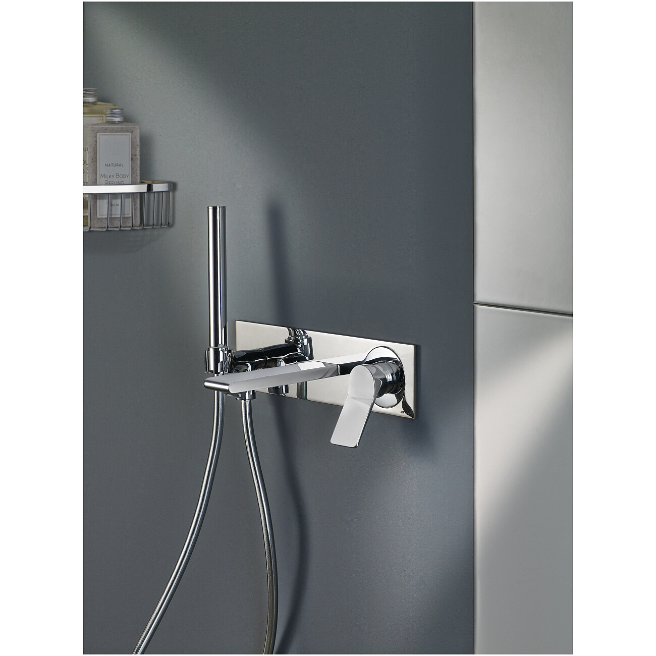 Смеситель для ванны однорычажный с душевым гарнитуром хром Vitra Memoria A42334 - изображение 3