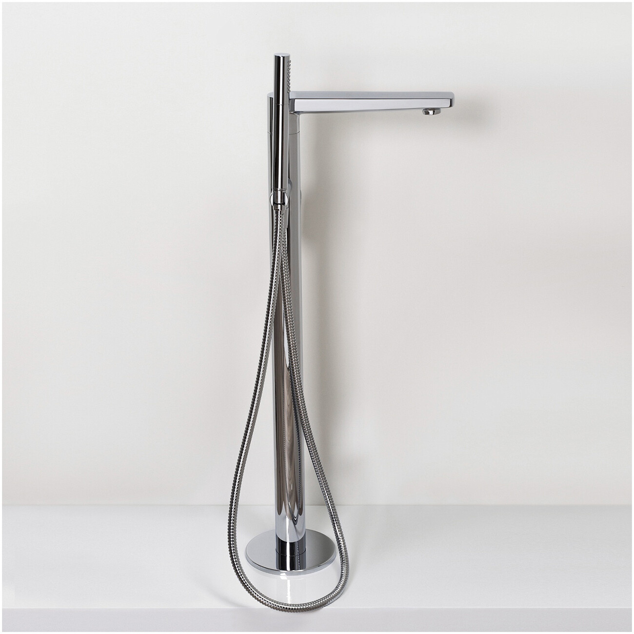 Смеситель для ванны напольный из латуни хром Wasserkraft 5821 - изображение 4