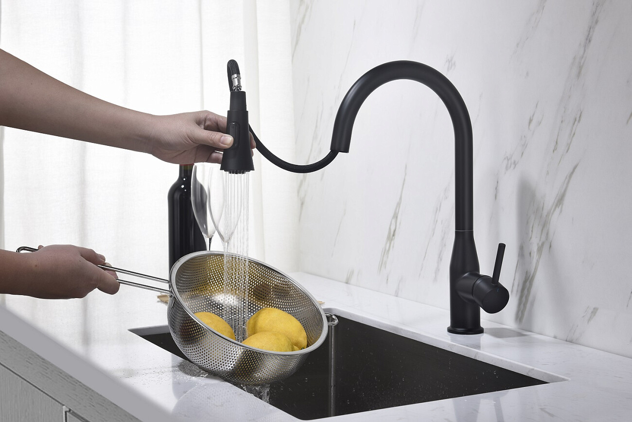 Смеситель для кухни с выдвижной лейкой черный Timo Saona 2336-03FL - изображение 3