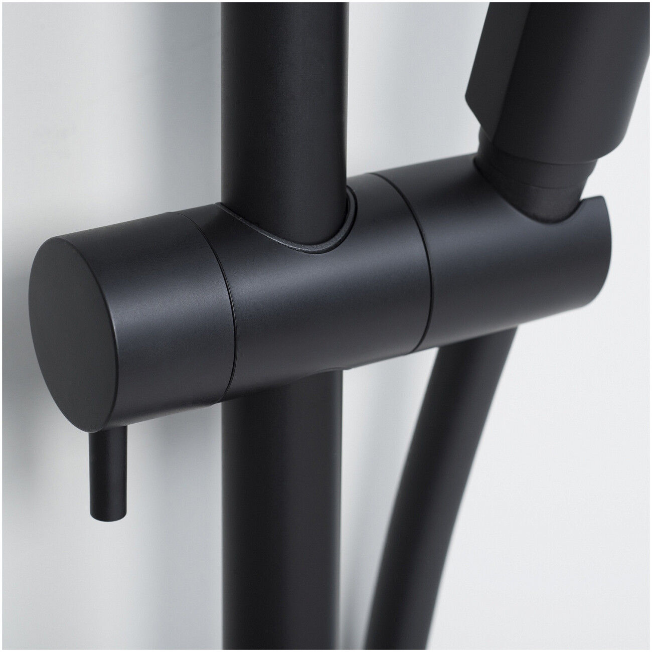 Душевой комплект с верхним душем и лейкой черный Wasserkraft A28801 Thermo - изображение 8